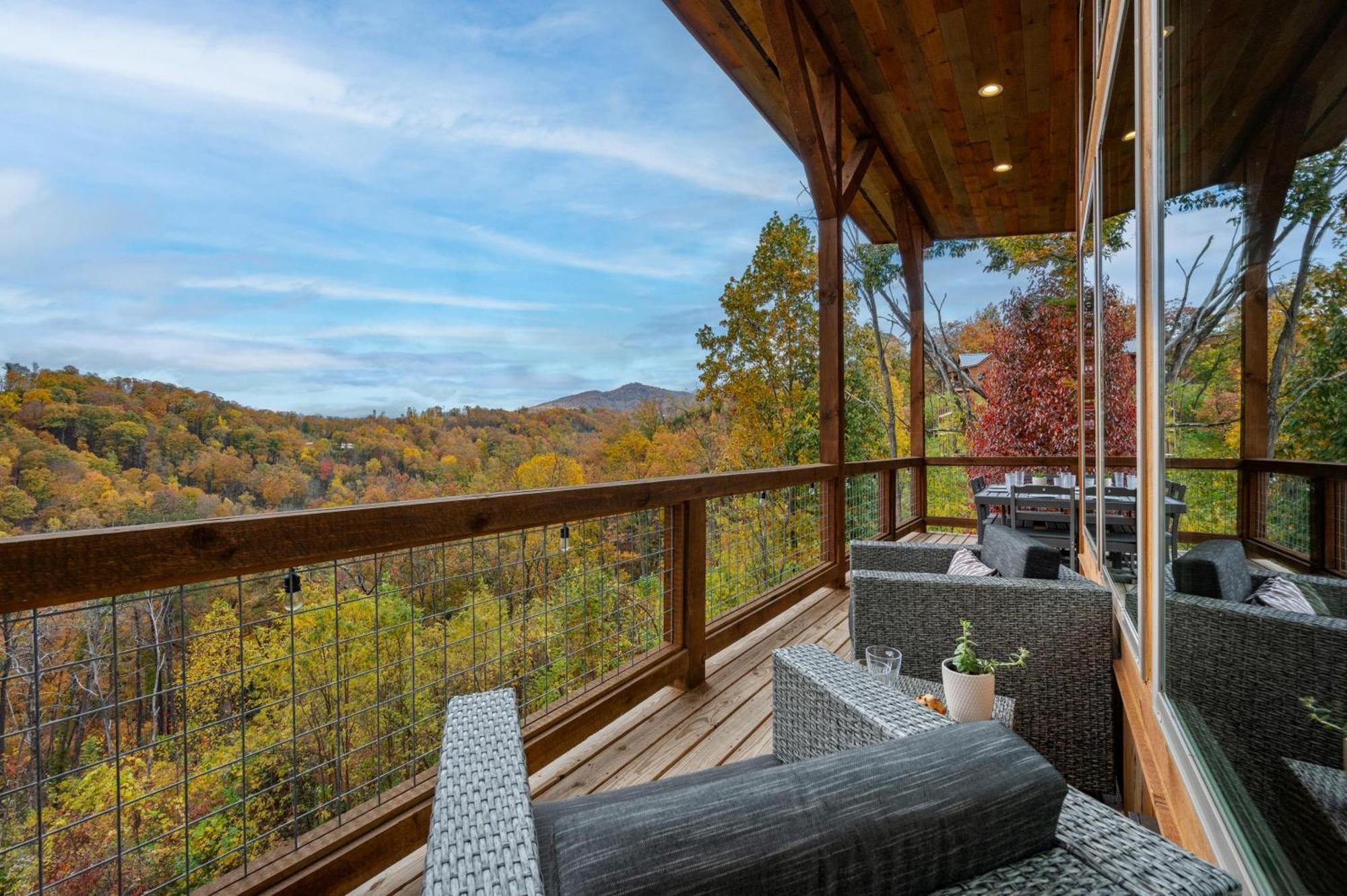 The Overlook - '21 Cabin - Gorgeous Unobstructed Views - Fire Pit Table - Gamerm - Hottub - Xbox - Lots Of Bears 개틀린버그 외부 사진