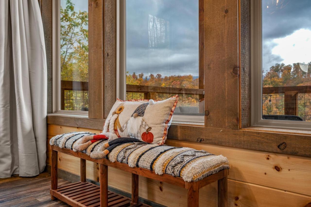 The Overlook - '21 Cabin - Gorgeous Unobstructed Views - Fire Pit Table - Gamerm - Hottub - Xbox - Lots Of Bears 개틀린버그 외부 사진