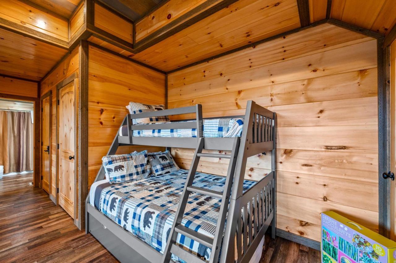 The Overlook - '21 Cabin - Gorgeous Unobstructed Views - Fire Pit Table - Gamerm - Hottub - Xbox - Lots Of Bears 개틀린버그 외부 사진